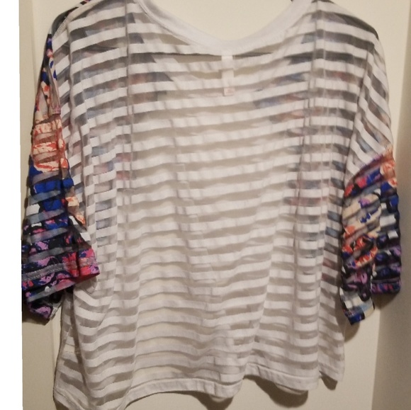 Floral print and mesh see through crop top - Picture 3 of 3